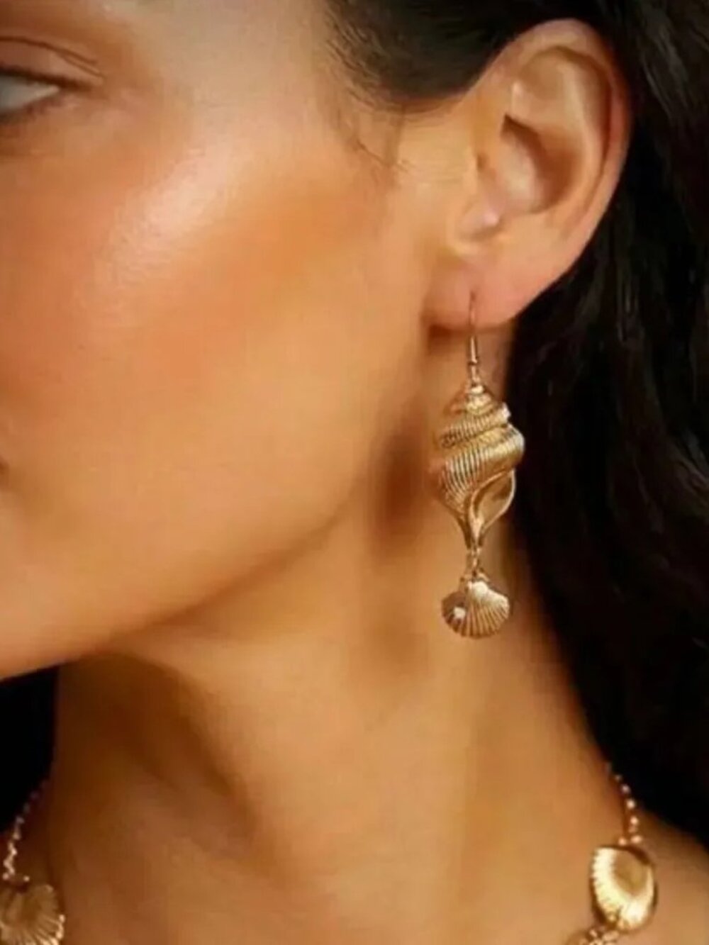 Elegant Gold Shell Earrings R200